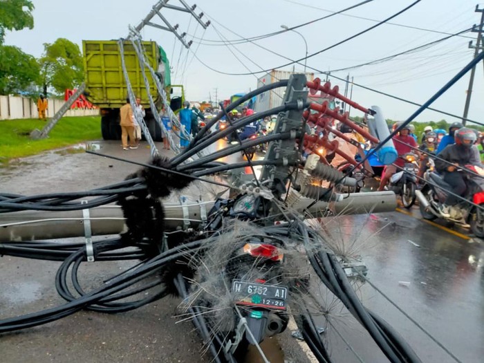 Tiang listrik timpa pemotor di Gresik