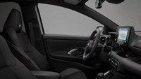 Di dalam, Yaris GR Sport ini punya jok GR SPORT dengan bahan kain, jahitan merah dan logo GR, serta setir kulit tiga palang dengan jahitan merah. Foto: Dok. Toyota Spanyol