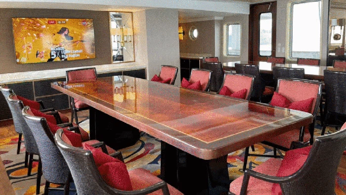 Nikmati sensasi kemewahan hotel bintang 5 di atas lautan Indonesia THE TRANS LUXURY YACHT hadir untuk memberikan pengalaman berkeliling dengan menggunakan kapal mewah.