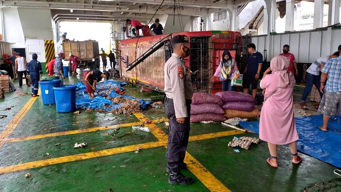 Truk terbalik di atas KMP Raja Dilaut usai dihantam ombak di tengah pelayaran Bajoe-Kolaka.