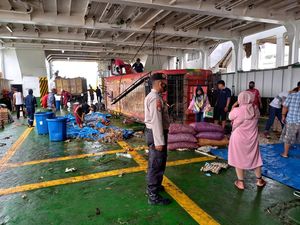 Cuaca Buruk-Ombak di Teluk Bone Capai 4 Meter, Pelabuhan Bajoe Ditutup