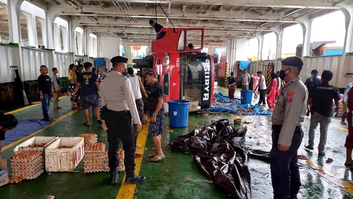 Truk terbalik di atas KMP Raja Dilaut.
