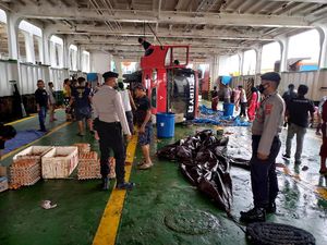 KMP Raja Dilaut Bajoe-Kolaka Dihantam Ombak, 2 Mobil di Atas Kapal Terbalik