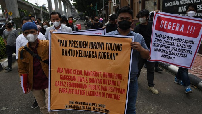 iddaa cumartesi banko maçlar Puluhan Korban Binomo Indra Kenz Demo di PN Tangerang - Video ...