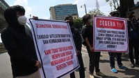 Kasus investasi bodong aplikasi Binomo dengan terlapor crazy rich asal Medan, Indra Kenz, telah naik ke tahap penyidikan. Affiliator binary option lain, Doni Salmanan dan Nodiewakgenk kini juga dibidik polisi. Pemantauan polisi terhadap Doni Salmanan dan Nodiewakgenk ini bermula dari pengacara Indra Kenz yang berharap polisi tidak hanya memproses hukum kliennya saja. Dia mendesak Bareskrim juga memproses pemilik Binomo hingga affiliator lain.