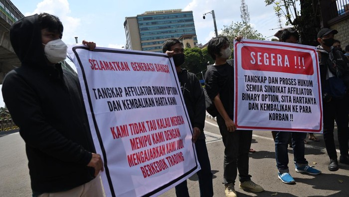 Sejumlah korban penipuan investasi bodong berkedok aplikasi ‘trading binary option’ (investasi) Binomo berunjuk rasa di depan Markas Besar Polri, Jakarta, Senin (21/2/2022). Mereka menuntut Polri menangkap affiliator Binomo tersebut dan bersikap adil dalam kasus ini. ANTARA FOTO/Aditya Pradana Putra/wsj.