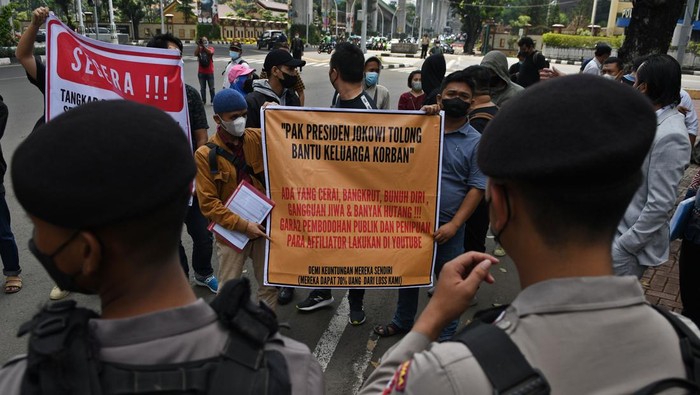 Sejumlah korban penipuan investasi bodong berkedok aplikasi ‘trading binary option’ (investasi) Binomo berunjuk rasa di depan Markas Besar Polri, Jakarta, Senin (21/2/2022). Mereka menuntut Polri menangkap affiliator Binomo tersebut dan bersikap adil dalam kasus ini. ANTARA FOTO/Aditya Pradana Putra/wsj.