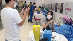 Vaksinasi booster terus digenjot di Kota Depok. Salah satu sentra vaksinasi dilakukan di Maxxbox Cinere, Depok.