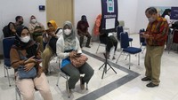 Warga yang telah divaksin menunggu di ruang observasi.