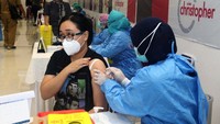 Tenaga kesehatan gabungan dari Dinas Kesehatan Kota Depok, RSUD Kota Depok, dan RS Jantung Diagram Siloam Hospitals melayani warga yang mengikuti vaksin booster, Senin (21/2).