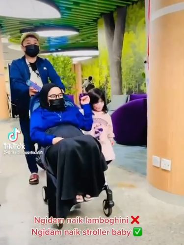 Viral ibu hamil usia kandungan 9 bulan, ngidam ingin naik stroller anak di mall.