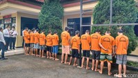 Atas perbuatannya tersebut para tersangka dijerat dengan pasal 114 undang-undang narkotika dan pasal 112 undang-undang narkotika golongan satu. Dengan ancaman hukuman itu minimal lima tahun, maksimal 20 tahun.