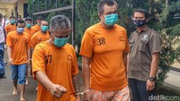 Para tersangka digiring dalam jumpa pers di Mapolresta Bandung, Jl Bhayangkara, Soreang, Senin (21/2/2022).