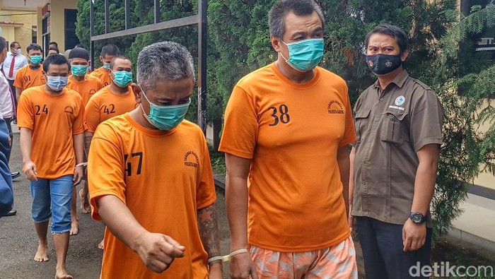 Wajah-wajah Tersangka Narkotika yang Ditangkap di Kabupaten Bandung Satres Narkoba Polresta Bandung berhasil mengungkap pengedaran Narkotika di Kabupaten Bandung. Sebanyak 14 orang menjadi tersangka dalam kurun waktu dua pekan.