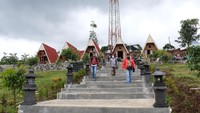 Di sini wisatawan dan melihat tujuh gunung yang berada di sekitarnya, antara lain Sindoro, Sumbing, Merapi, dan Merbabu. (Anis Efizudin/Antara)