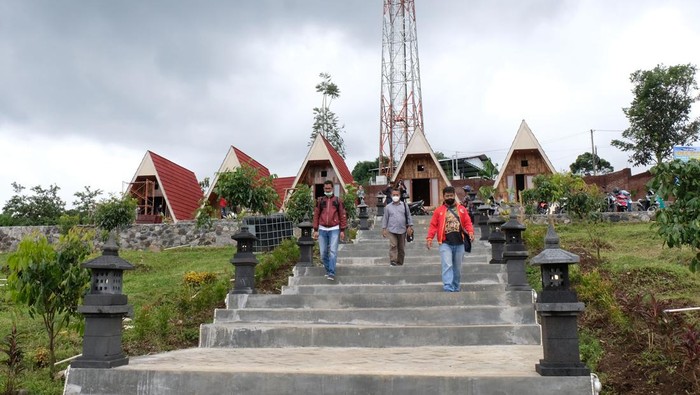 Pengunjung berjalan di area wisata Pengilon Edupark yang baru diresmikan kawasan lereng gunung Sumbing Desa Pengilon, Bulu, Temanggung, Jawa Tengah, Sabtu (19/2/2022). Pembangunan destinasi wisata yang menggabungkan wisata edukasi, wisata kuliner dan wisata alam tersebut sebagai upaya investor bersama pemerintah desa setempat meningkatkan perekonomian dan kesejahteraan masyarakat. ANTARA FOTO/Anis Efizudin/nym.