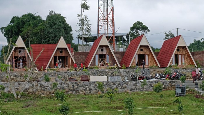 WISATA PENGILON EDUPARK Pengunjung berjalan di area wisata Pengilon Edupark yang baru diresmikan kawasan lereng gunung Sumbing Desa Pengilon, Bulu, Temanggung, Jawa Tengah, Sabtu (19/2/2022). Pembangunan destinasi wisata yang menggabungkan wisata edukasi, wisata kuliner dan wisata alam tersebut sebagai upaya investor bersama pemerintah desa setempat meningkatkan perekonomian dan kesejahteraan masyarakat. ANTARA FOTO/Anis Efizudin/nym.