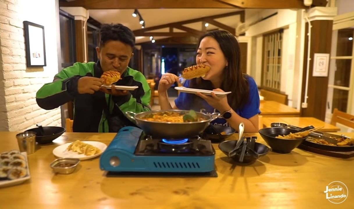 YouTuber Traktir Ojol Makan Tteokbokki dan Odeng