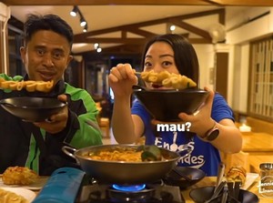 Seru! YouTuber Ini Traktir Driver Ojol Makan Tteokbokki dan Odeng