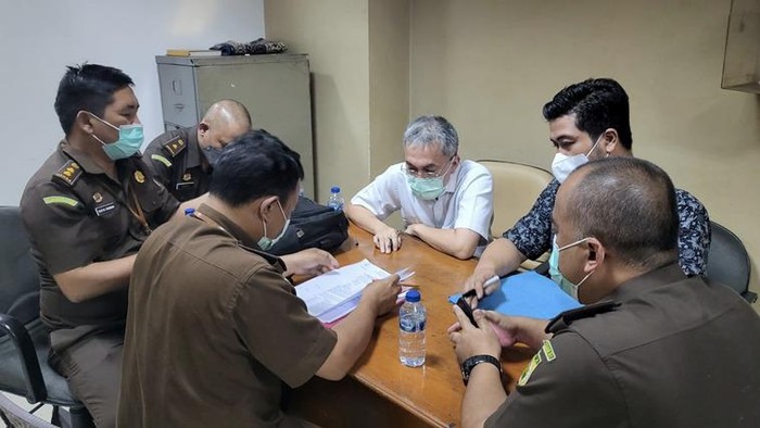 Kejaksaan Agung (Kejagung) melimpahkan tahap II berkas dan barang bukti tiga tersangka kasus korupsi pengelolaan keuangan PT Askrindo Mitra Utama tahun anggaran 2016-2020 ke Kejaksaan Negeri Jakarta Pusat (Kejari Jakpus). Ketiga tersangka akan segera disidang.