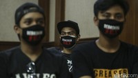 Mereka hadir untuk memberikan dukungan untuk Jerinx.