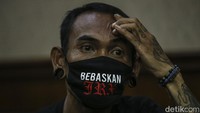 Kompak, para Outsider ini tampil mengenakan masker bertuliskan Bebaskan JRX.