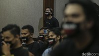 Merkipun begitu, para Outsider ini mengikuti jalannya sidang dengan tertib.
