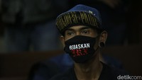 Dalam sidang sebelumnya, Jerinx dituntut dua tahun penjara dan denda Rp 50 juta subsider dua bulan kurungan atas kasus dugaan pengancaman melalui media elektronik kepada Adam Deni.