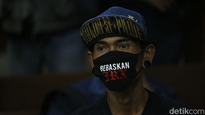 Sejumlah pendukung dari Jerinx datangi Pengadilan Negeri Jakarta Pusat, Selasa (22/2). Mereka nampak kompak mengenakan masker bertuliskan 