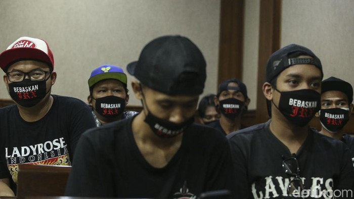 Sejumlah pendukung dari Jerinx datangi Pengadilan Negeri Jakarta Pusat, Selasa (22/2). Mereka nampak kompak mengenakan masker bertuliskan 