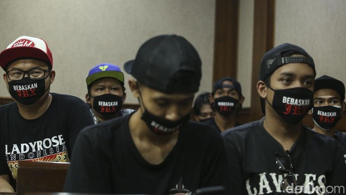 Aksi Dukung Jerinx Mengalir di Ruang Sidang Sejumlah pendukung dari Jerinx datangi Pengadilan Negeri Jakarta Pusat, Selasa (22/2). Mereka nampak kompak mengenakan masker bertuliskan