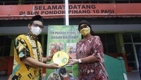 Direktur Marketing Blue Band, Wilya Suwito, secara simbolis memberikan menu sarapan kepada pengajar di Sekolah Dasar Negeri 10 Pondok Pinang, Jakarta.