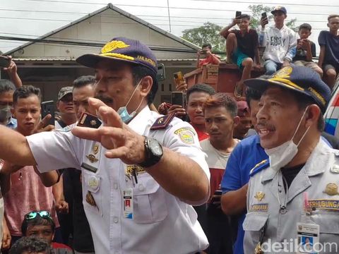 Aksi sopir truk blokade Jalur Pantura, Selasa (22/2/2022).