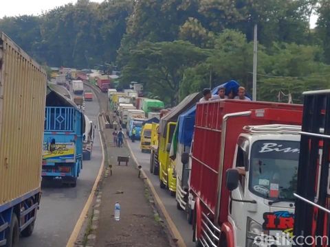 Aksi sopir truk blokade Jalur Pantura, Selasa (22/2/2022).