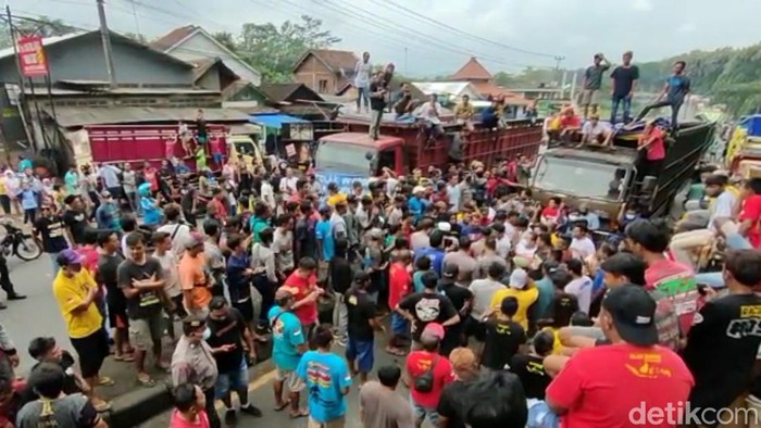 Aksi sopir truk blokade Jalur Pantura, Selasa (22/2/2022).