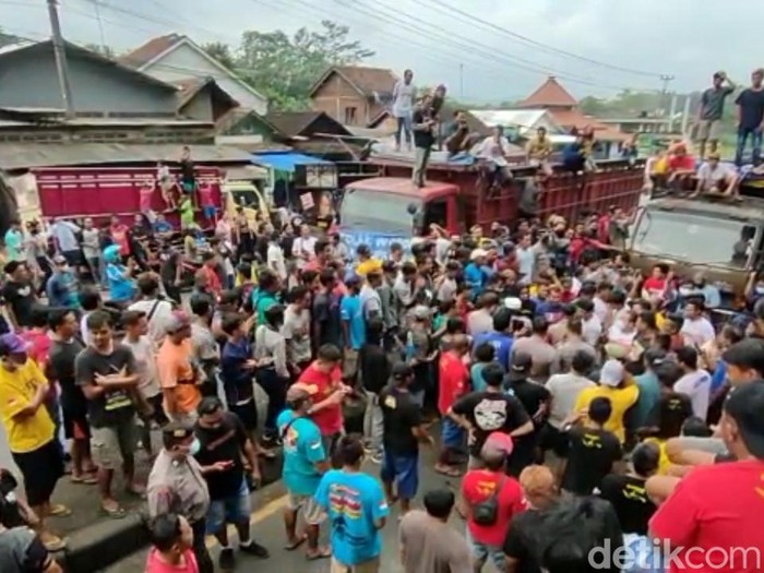 Aksi sopir truk blokade Jalur Pantura, Selasa (22/2/2022).