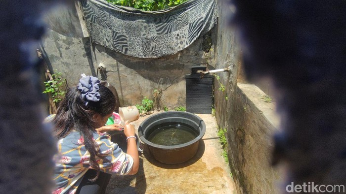 Aliah, siswi kelas 2 Mts terpaksa putu sekolah karena tak memiliki ponsel untuk belajar daring