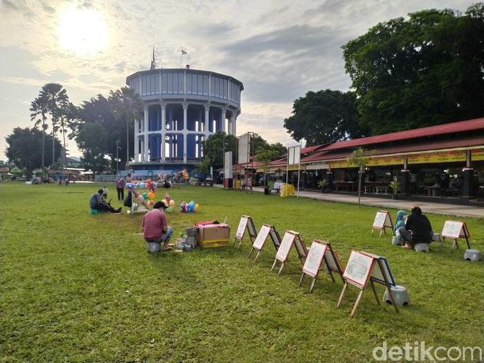 Suasana di kawasan Alun-alun pada masa PPKM level 4, Selasa (22/2/2022).