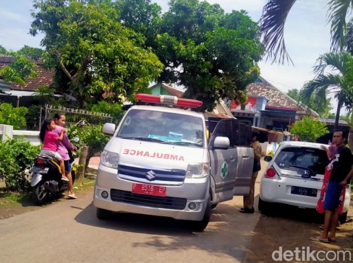 Seorang siswa SD di Patokan, Situbondo dirawat di RSUD dr Abdoer Rahem. Ia demam tiga hari usai divaksin COVID-19 di sekolahnya.