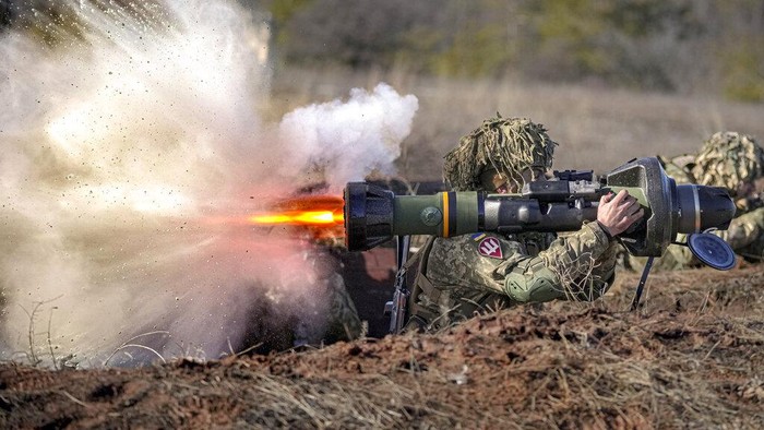 Ancaman Dunia Soroti Konflik Perang Rusia vs Ukraina A Ukrainian serviceman fires an NLAW anti-tank weapon during an exercise in the Joint Forces Operation, in the Donetsk region, eastern Ukraine, Tuesday, Feb. 15, 2022. (AP Photo/Vadim Ghirda)