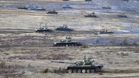 Setelah pasukan Rusia dikabarkan mulai balik kanan dari perbatasan, dan juga setelah ramalan intelijen serangan Rusia ke Ukraina pada 16 Februari tidak terbukti, kini muncul lagi ramalan intelijen terbaru. AP Photo/Alexander Zemlianichenko Jr  