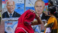 Bila Rusia benar-benar berani main serang Ukraina, Inggris dan AS akan memberi sanksi ke Rusia. Kata Boris Johnson, Inggris dan AS akan menghentikan perusahaan-perusahaan Rusia berdagang dalam pound dan dolar. AP Photo/Rafiq Maqbool  