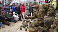 Kendati demikian, warga Ukraina juga telah dilatih menggunakan senjata oleh para militer. AP Photo/Efrem Lukatsky  