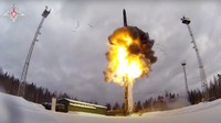 Sebagaimana diketahui, Rusia menggelar latihan militer di daerah tapal batasnya, berseberangan dengan Ukraina, negara yang dulu merupakan bagian dari Uni Soviet. Ukraina sendiri sudah ogah jalan bareng dengan Rusia dan lebih dekat dengan Pakta Pertahanan Atlantik Utara (NATO), bersama dengan kubu Amerika Serikat dan negara-negara maju Eropa Barat. Russian Defense Ministry Press Service via AP  