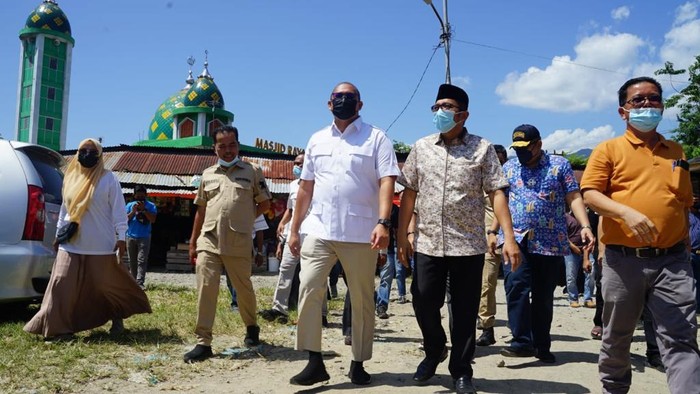 Andre Rosiade ditemani oleh Wali Kota Padang Hendri Septa, Anggota Fraksi Gerindra DPRD Sumbar Evi Yandri Rajo Budiman, Ketua Fraksi Gerindra DPRD Padang Mastilizal Aye, Anggota anggota Fraksi Gerindra Muzni Zen, Manufer Putra Firdaus, dan Kepala Dinas Perdagangan Kota Padang Andree Algamar.