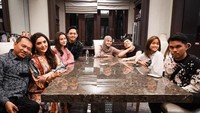 Pada masa kehamilannya Aurel termasuk sosok yang tetap aktif berkegiatan. Kulineran dan makan bersama keluarga menjadi rutinitas yang tidak pernah dilewati Aurel dan Atta. Foto: Instagram/aurelie.hermansyah