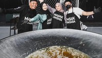 Walaupun tinggal menunggu hari perkiraan lahir, Aurel masih aktif mengunjungi teman-teman dekatnya. Bersama Atta Halilintar, Aurel Hermansyah sempat memasak bersama Natalie Holscher dan Sule. Foto: Instagram/aurelie.hermansyah
