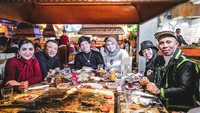 Makan malam yang hangat juga terlihat saat orang tua Aurel Hermansyah bertemu dengan orang tua Atta Halilintar. Keluarga besar ini tampak akur dan hangat walaupun Turki sedang musim dingin. Foto: Instagram/aurelie.hermansyah