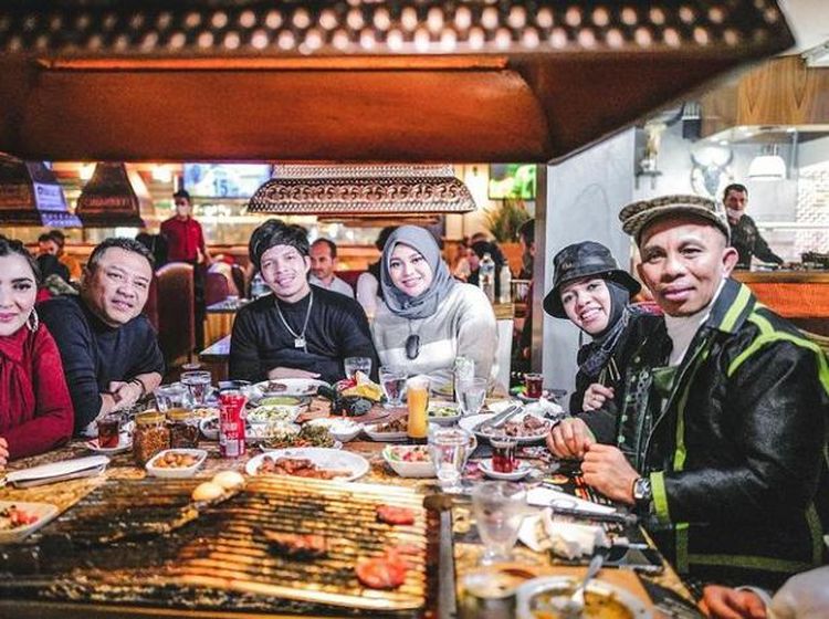 Keseruan Aurel Hermansyah Saat Makan Bareng Keluarga Sebelum Lahiran