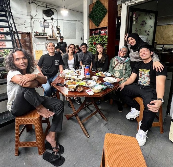 Aurel Hermansyah Keseruan Aurel Hermansyah Saat Makan Bareng Keluarga Sebelum Lahiran